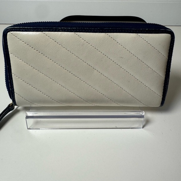 Gucci Women’s Round Long GG Marmont White and Navy Wallet - Picture 2 of 16